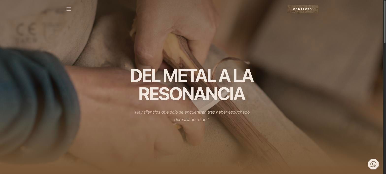Portada da web de Ooruk Drums, con mans tallando madeira e o titular «Del metal a la resonancia».