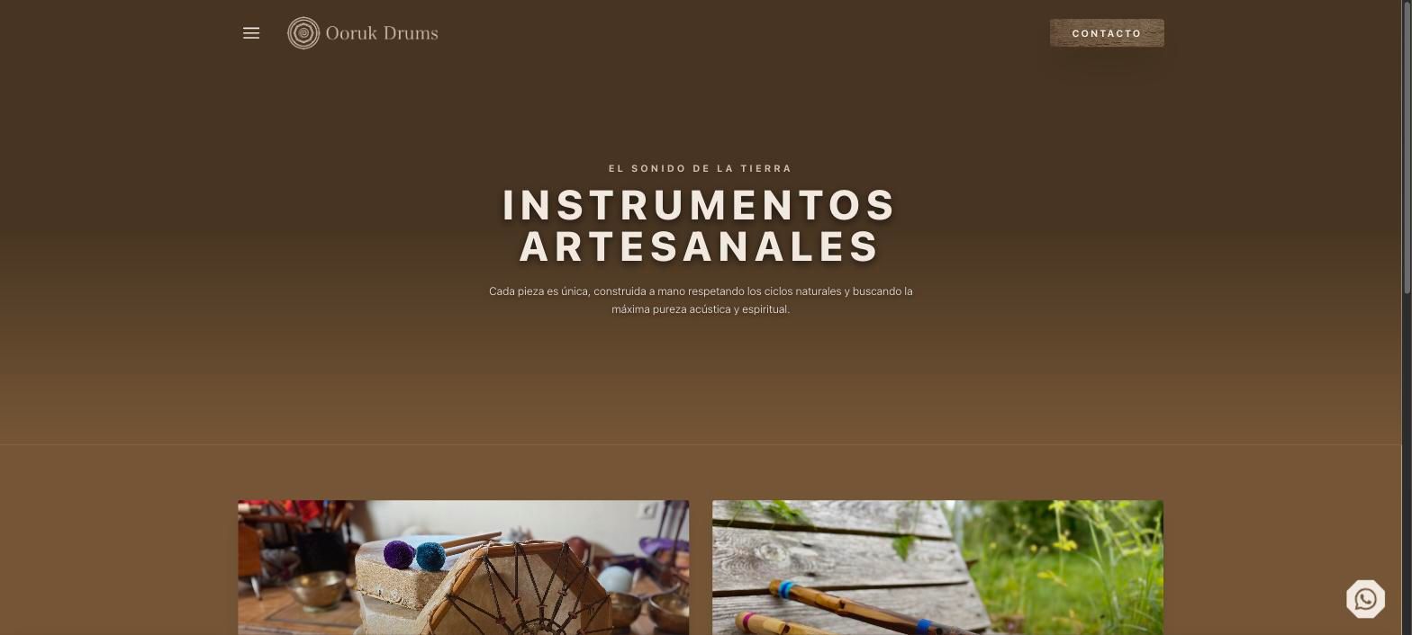 Sección do bazar da web de Ooruk Drums, co titular «Instrumentos artesanales» e fotos de tambores e frautas.